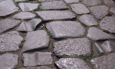 La scoperta di basolato romano in via Arco d'Augusto