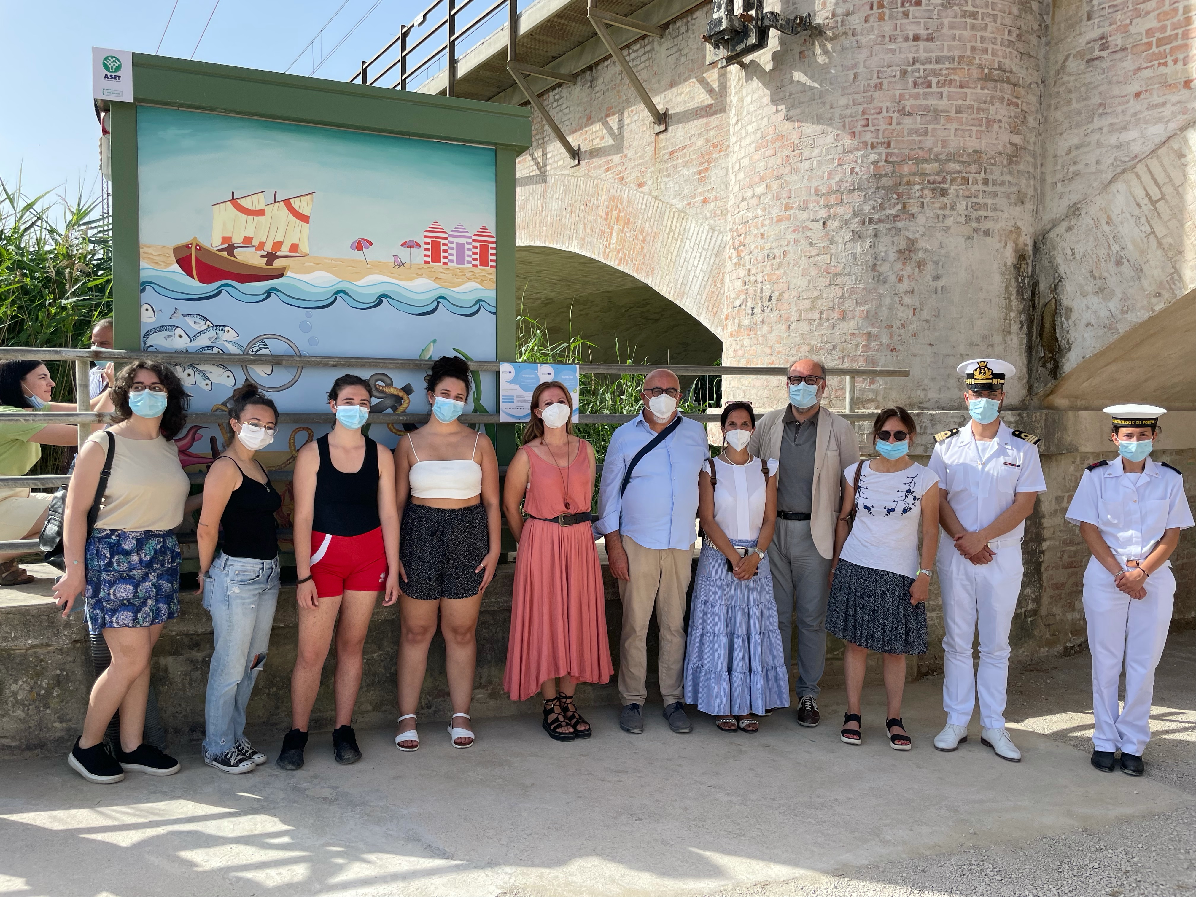 Watercare: inaugurati i pannelli artistici realizzati dal Liceo Nolfi Apolloni. Abbelliranno il container di Aset Spa situato vicino alla foce dell’Arzilla