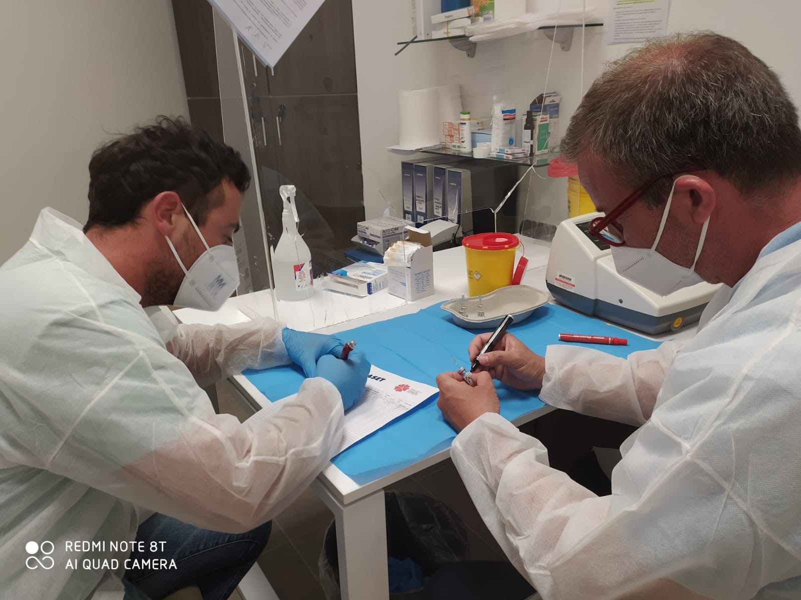 Vaccini in farmacia, buona la prima: 24 le somministrazioni nel giorno di esordio. Pfizer per tutti nella Farmacia Comunale di FanoCenter.   Già cento le prenotazioni per le prossime settimane