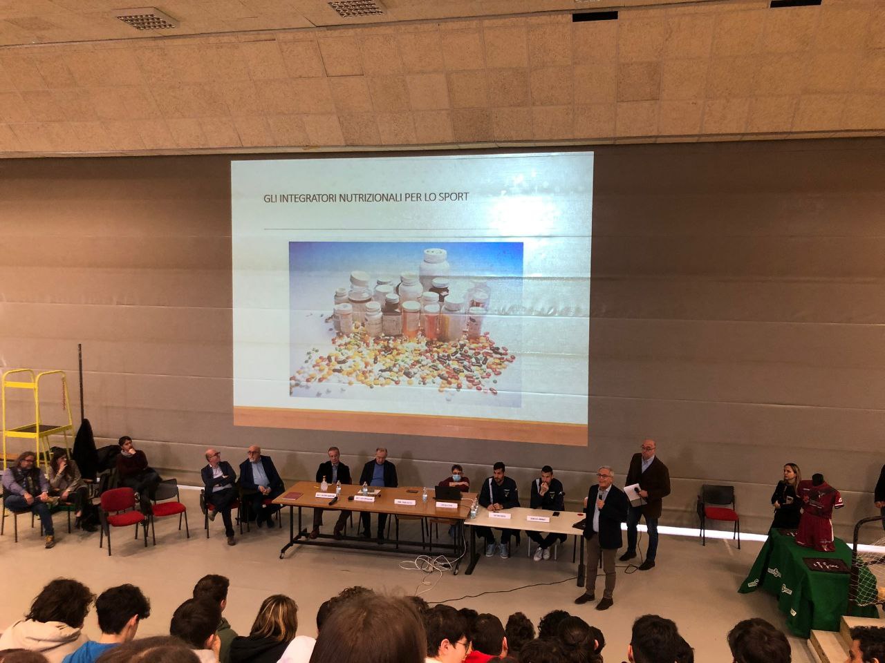 Sport e salute: al Liceo Torelli una mattinata per conoscere i rischi legati a fumo, droghe, doping e farmaci non controllati. Interventi di esperti e testimonianze dei calciatori dell’Alma: importante occasione formativa per 900 studenti